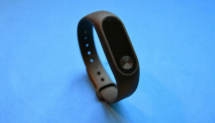 smart-watch-xiaomi-oled-black-blue-background